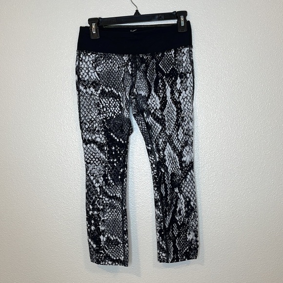 Nike Dri Fit 3/4 Snake Print Running Leggings High Waisted Size Small - Picture 1 of 9